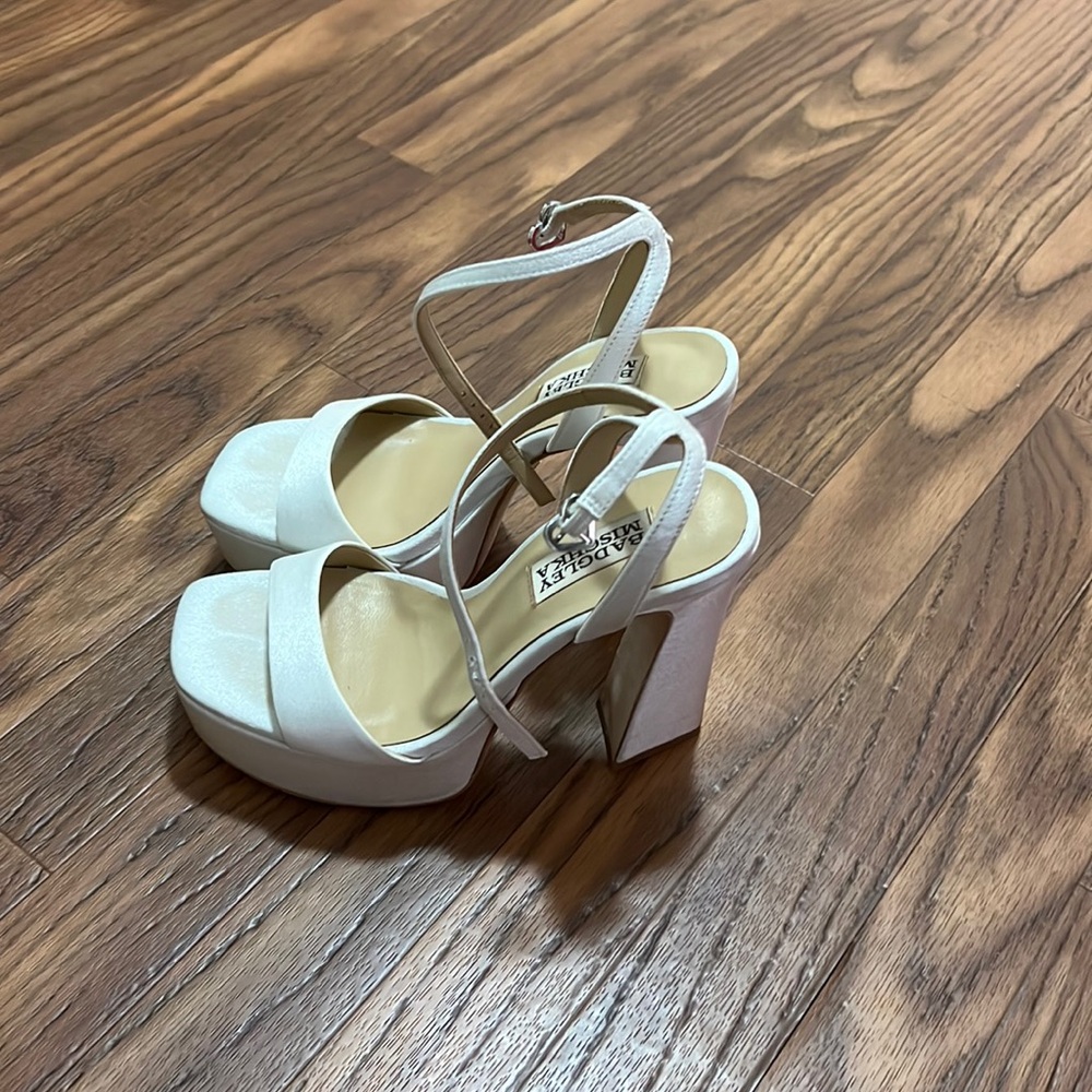 Baffles Mischka Caia Ankle Strap Platform size 5 White